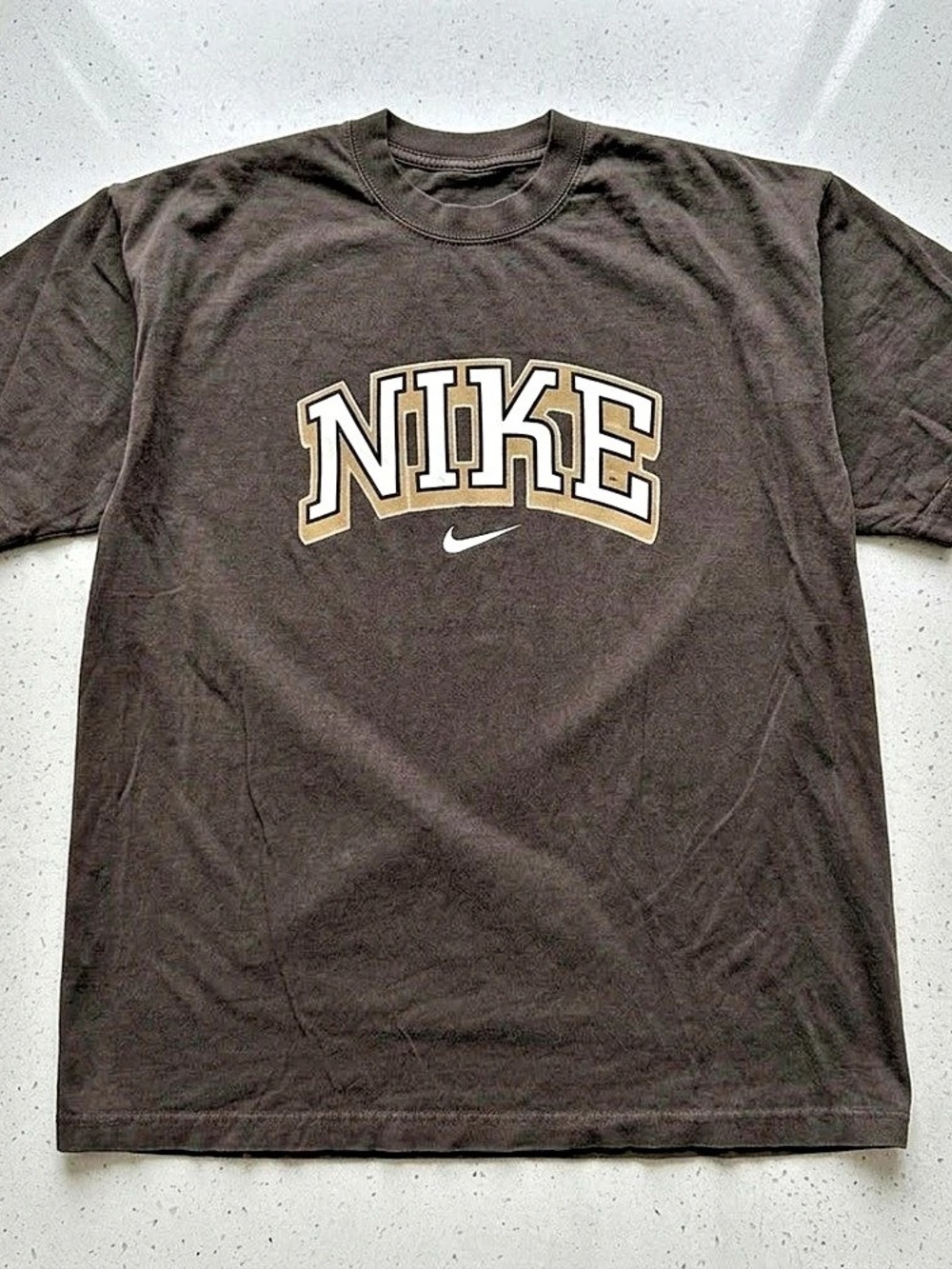 Gildan reprinted shirt, Sportswear Arch Logo Graphic T-Shirt dark chocolate